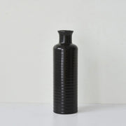 vase noire forme bouteille